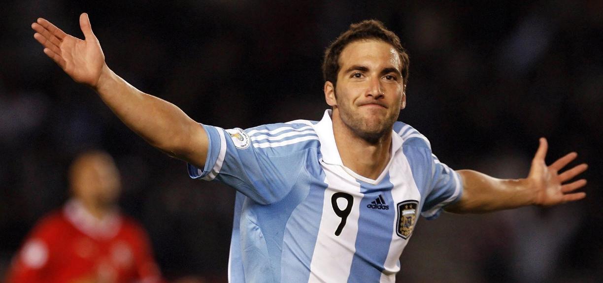 阿根廷国家足球队申请穿主场队服的决定引起了广泛关注(1)