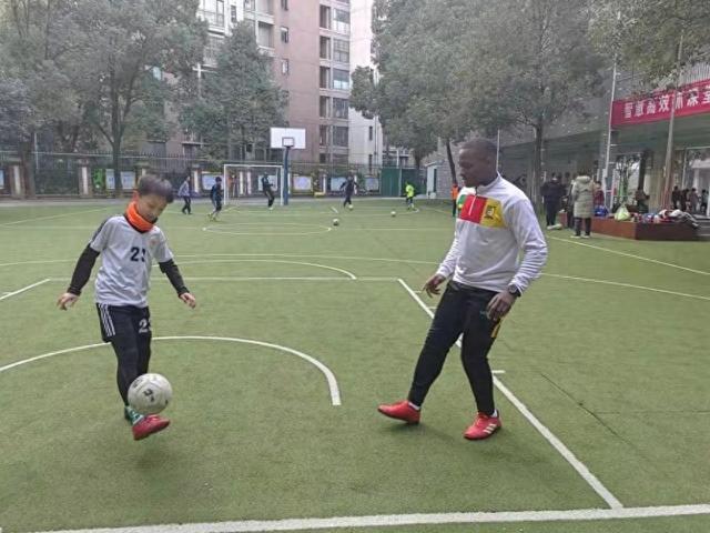 武汉小学生与喀麦隆前国脚切磋球技