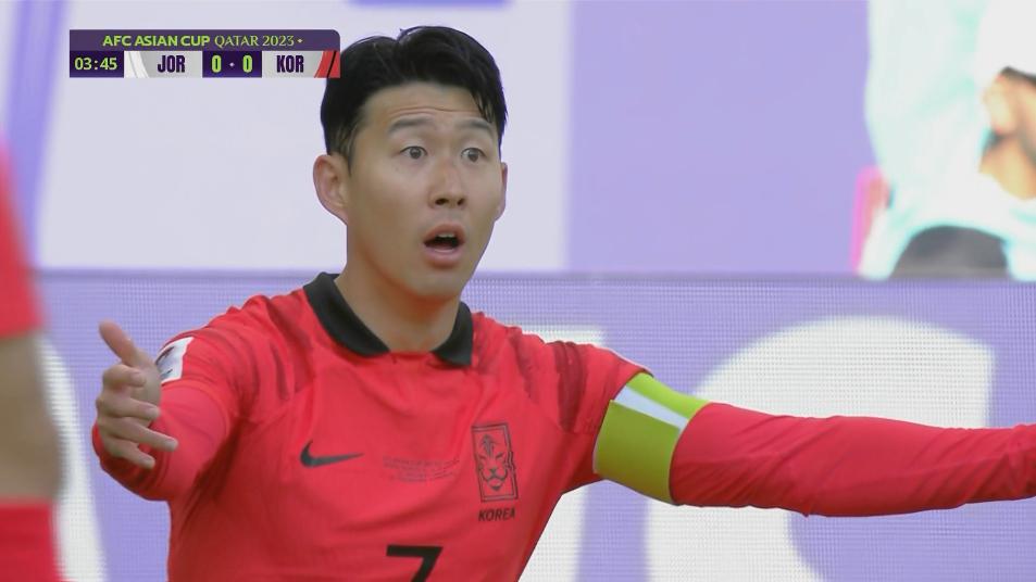 孙兴慜造点+勺子点球破门，韩国1-0！主裁看3分钟VAR判韩国获点球(2)