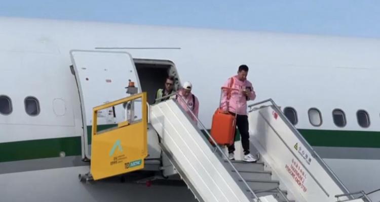 港媒：梅西手持的橙色LV行李箱成为网民关注焦点