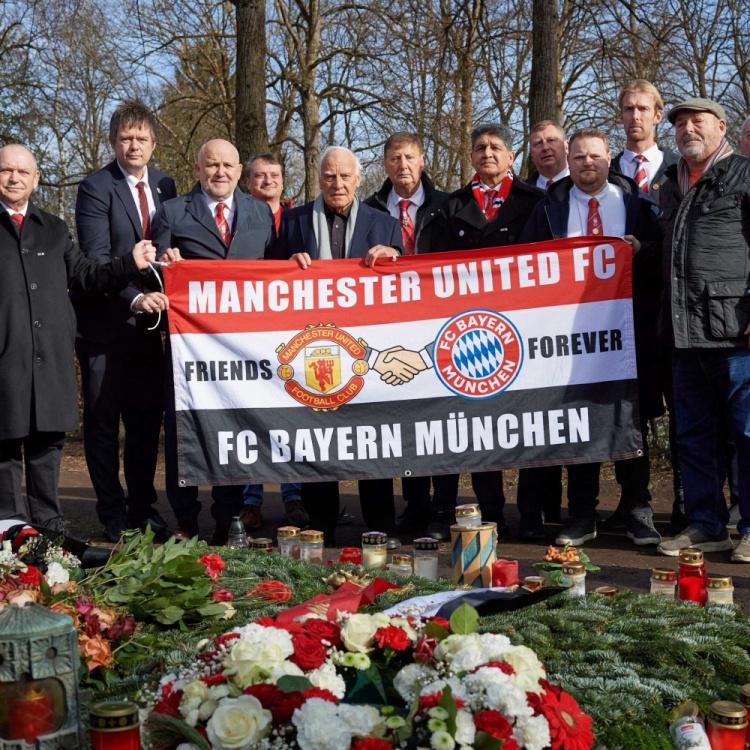 有情有义慕尼黑空难追悼会开始前，曼联派代表团悼念贝肯鲍尔(1)