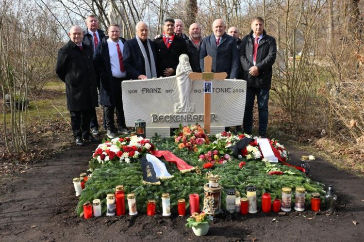 有情有义慕尼黑空难追悼会开始前，曼联派代表团悼念贝肯鲍尔(2)