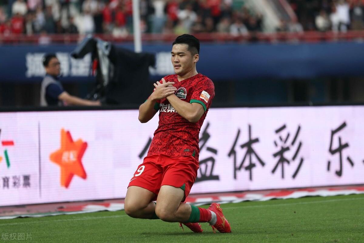 钟义浩接过卡兰加的球衣号码，河南球迷希望钟7新赛季能重振雄风(3)