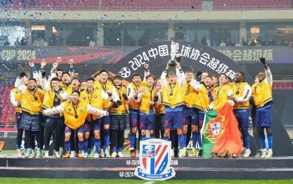上海申花队赢得“同城德比” 第四次夺得中国足协超级杯冠军(1)
