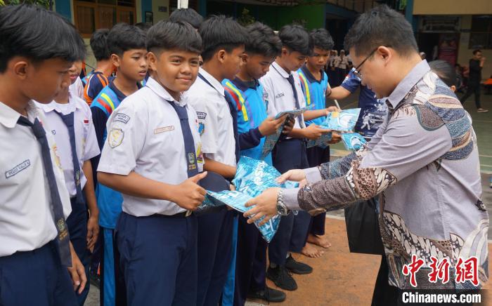 印尼1300名学生受益校园足球公益项目(1)