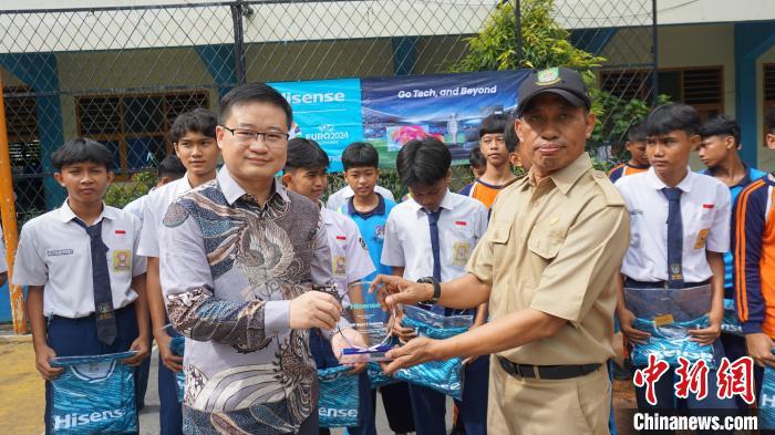 印尼1300名学生受益校园足球公益项目(2)