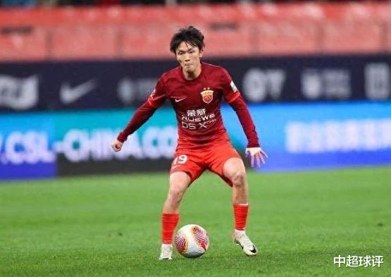 日本联赛冠军主帅大赞24岁国足“小梅西”：水准非常高！