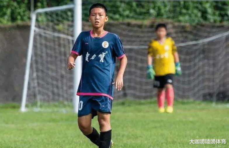 恭喜！郑智16岁儿子入选国家队，爷俩球风神似，放弃英国籍显决心(5)