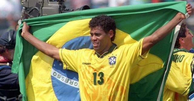 巴西历史足坛最佳十一人，卡卡 加林查 里瓦尔多都只能当替补(9)