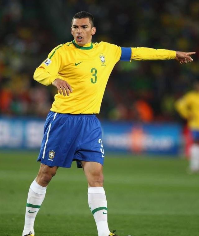 巴西历史足坛最佳十一人，卡卡 加林查 里瓦尔多都只能当替补(12)