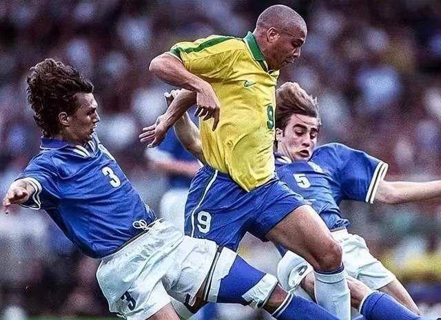 巴西历史足坛最佳十一人，卡卡 加林查 里瓦尔多都只能当替补(29)