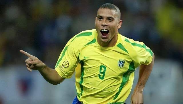 巴西历史足坛最佳十一人，卡卡 加林查 里瓦尔多都只能当替补(30)