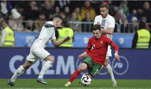 葡萄牙0-2，看清39岁C罗！带球被断，助攻对手，队友建议他打替补(2)