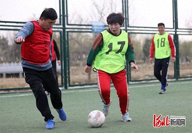 沧州19位“50+”女足队员重聚绿茵场 不老“铿锵玫瑰” 激励“足球少年”