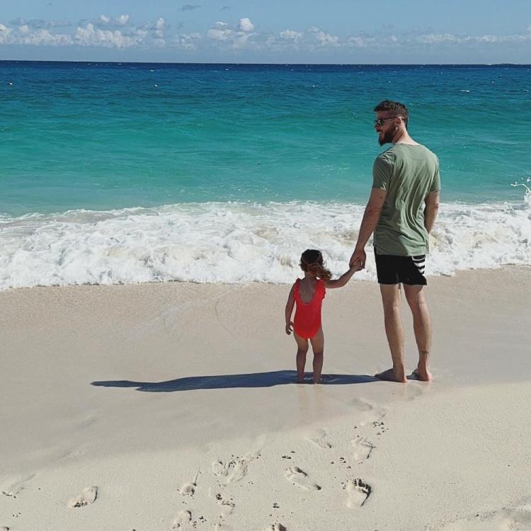 34岁德赫亚社媒晒照：和妻女在巴哈马度假(4)