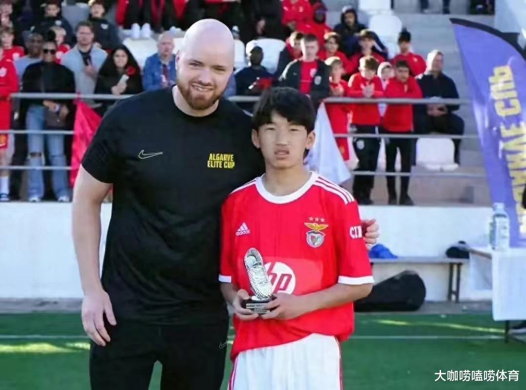 14岁中国足球新星惊艳欧洲足坛，被赞誉为“全世界最伟大天才”！(4)
