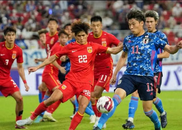 男足U23不敌10人日本，赛后不满成耀东指挥，球迷失望。