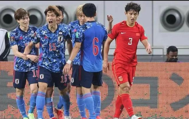 男足U23不敌10人日本，赛后不满成耀东指挥，球迷失望。(3)