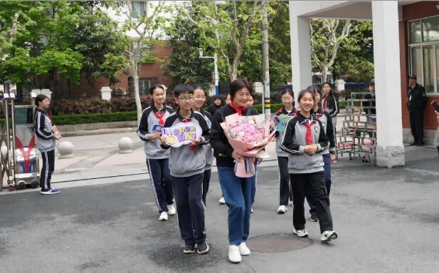 水庆霞走进上海一中学，为同学们带来人生分享课和足球体育课(1)
