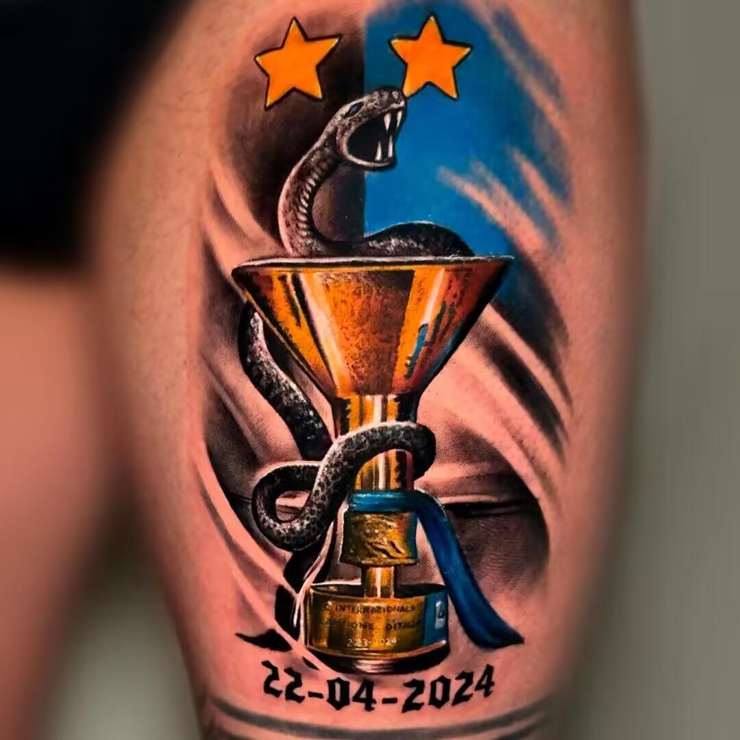 迪马尔科在左大腿纹身庆祝夺冠：蛇环绕意甲冠军奖杯+两颗星星