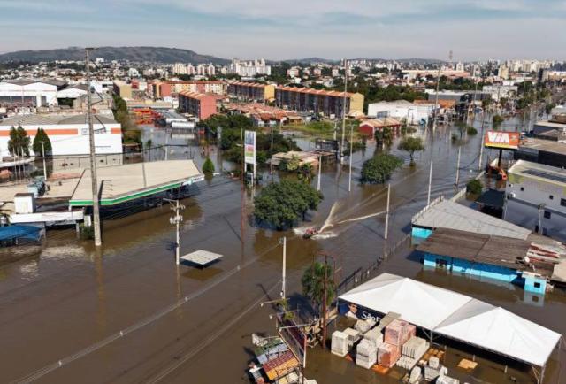 暴雨致95死 巴甲不停摆 巴西南部受灾州比赛延期