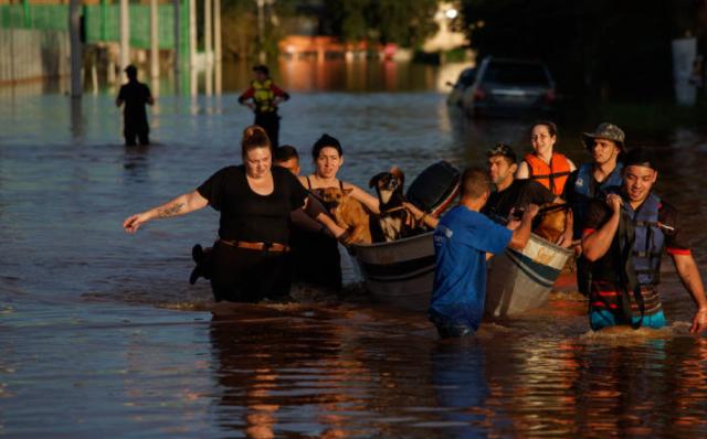 暴雨致95死 巴甲不停摆 巴西南部受灾州比赛延期(2)