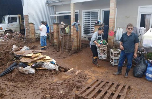 暴雨致95死 巴甲不停摆 巴西南部受灾州比赛延期(5)