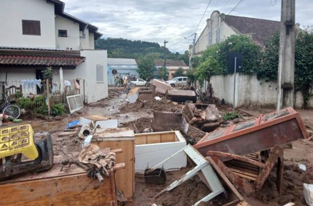 暴雨致95死 巴甲不停摆 巴西南部受灾州比赛延期(6)